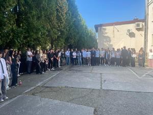 zdjęcie kolorowe, grupowe, uczniowie stoją na placu