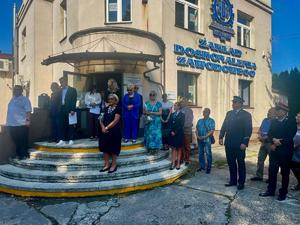 zdjęcie kolorowe, grupowe na schodach