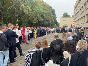 zdjęcie kolorowe, grupowe, uczniowie stoją na placu