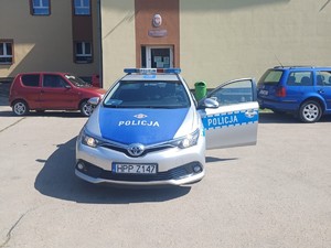 radiowóz przed budynkiem szkoły