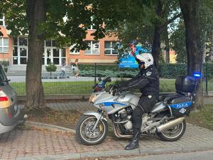 policjant na motocyklu w rejonie szkoły