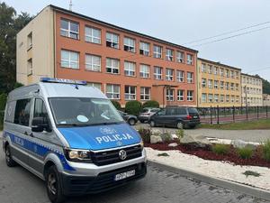 radiowóz przed budynkiem szkoły