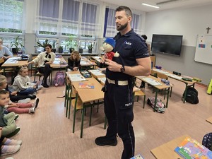 policjant z ratusiem