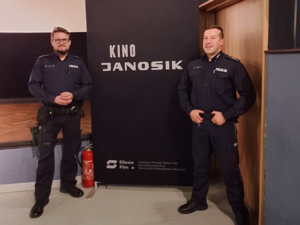 zdjęcie kolorowe, policjanci w kinie