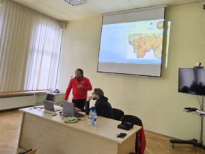 zdjęcie kolorowe, aula, ratownicy GOPR przeprowadzają wykład