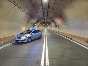 radiowóz blokujący wjazd do tunelu