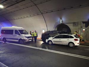 pojazdy i służby w tunelu