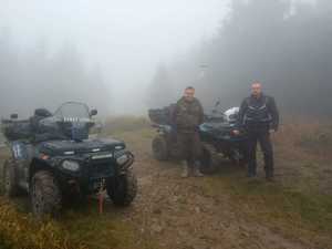 policjant i strażnik leśny obok pojazdów