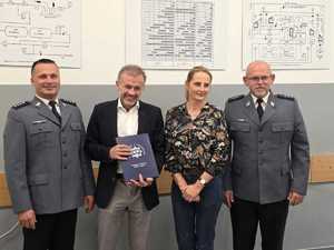 policjanci z pracownikami szkoły