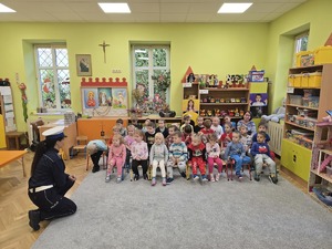 policjantka i dzieci w przedszkolu