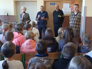 policjant,strażak,nauczyciele i uczniowie