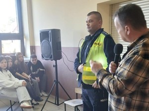 policjant podczas prelekcji