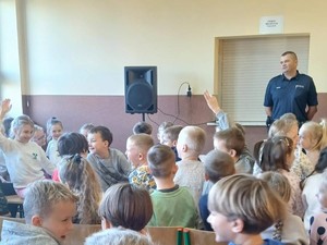 policjant podczas prelekcji