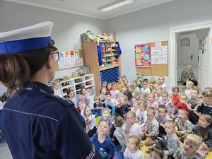 policjantka z dziećmi w przedszkolu