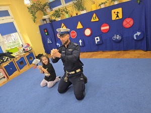 policjant z dzieckiem