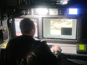 policjant obsługujący ruchome stanowisko dowodzenia