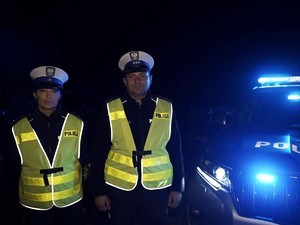 policjanci w rejonie cmentarza