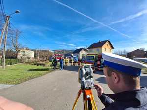 policjant na miejscu wypadku drogowego