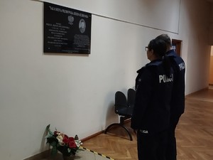 policjanci przed tablica pamiątkową