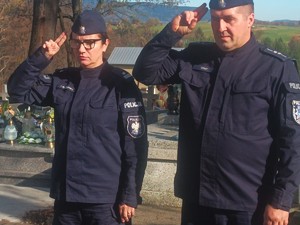 policjanci oddaję hołd poległym
