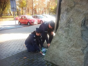 policjanci składają kwiaty
