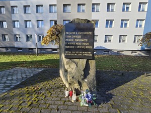 pomnik przed KPP Żywiec