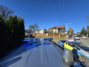 radiowóz w rejonie cmentarza