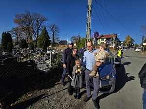 policjant i osoby które otrzymały elementy odblaskowe