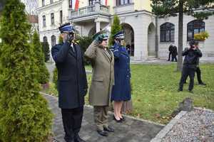 Delegacja Policji, Straży Pożarnej i Wojska Polskiego oddająca honory przed popiersiem Marszałka Józefa Piłsudskiego w Żywcu