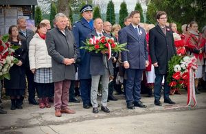 Delegacja z Zastępcą Komendanta Powiatowego Policji w Żywcu oddająca hołd w miejscu pamięci narodowej