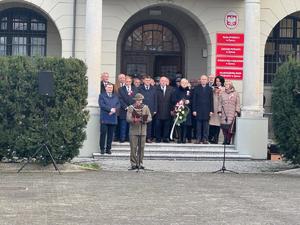 Delegaci i uczestnicy zebrani przed Starostwem Powiatowym