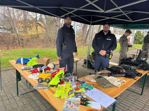 Policjanci na stanowisku profilaktycznym