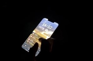 Telefon w ciemnym pomieszczeniu