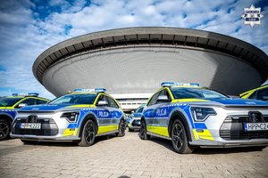 Dwa oznakowane radiowozy policyjne przed Spodkiem w Katowicach