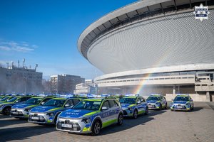 Oznakowane radiowozy policyjne zaparkowane przed katowickim Spodkiem