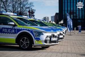 Oznakowane radiowozy policyjne zaparkowane obok siebie