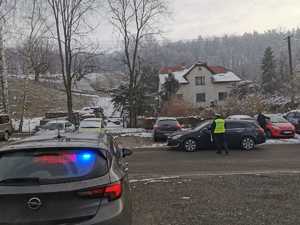 Policjant dokonujący kontroli trzeźwości kierującego