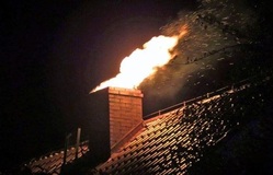 Komin z wydobywającym się z niego ogniem