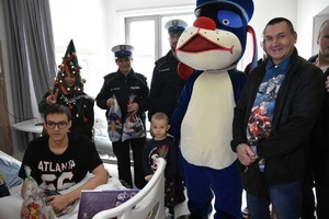 zdjęcie kolorowe w szpitalu, grupowe ze sznupkiem, obok stoją rodzice