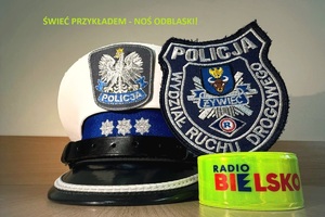 Czapka policyjna z białym otokiem, naszywka policyjna oraz odblask