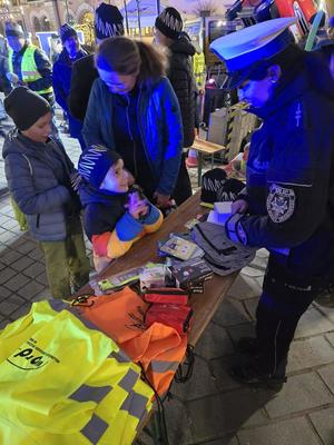 Zdjęcia z akcji profilaktycznej o nazwie Odblasku odbicie ratuje Twoje życie