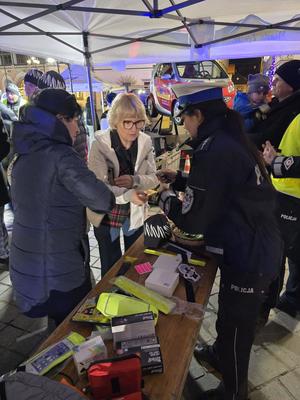 Zdjęcia z akcji profilaktycznej o nazwie Odblasku odbicie ratuje Twoje życie