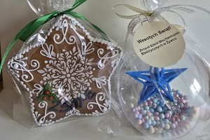 Piernik bożonarodzeniowy i bombka choinkowa z niebieską gwiazdą w środku