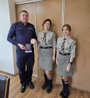 Harcerze z Hufca Ziemi Żywieckiej przekazujący Betlejemskie Światło Pokoju w Komendzie Powiatowej Policji w Żywcu