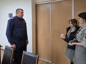 Harcerze z Hufca Ziemi Żywieckiej przekazujący Betlejemskie Światło Pokoju w Komendzie Powiatowej Policji w Żywcu