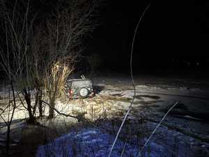 zdjęcie kolorowe, samochód zapadł się częściowo pod lodem na jeziorze