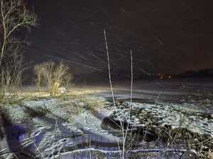 zdjęcie kolorowe, samochód zapadł się częściowo pod lodem na jeziorze