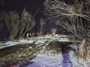 zdjęcie kolorowe, samochód zapadł się częściowo pod lodem na jeziorze