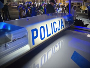 Belka górna oznakowanego radiowozu umieszczona na jego dachu