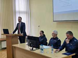 Zdjęcie przedstawia policjantów podczas narady rocznej w Komendzie Powiatowej Policji w Żywcu